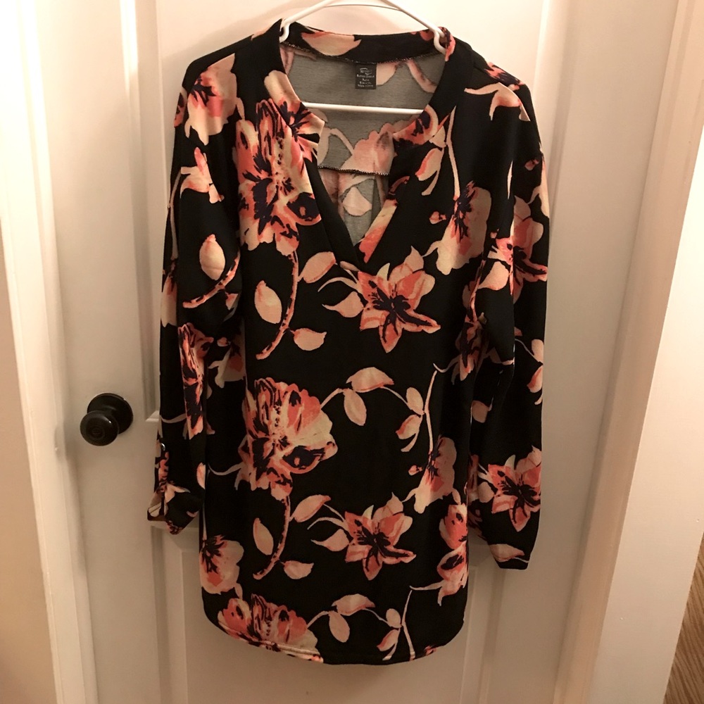 Win Win Floral Pattern Button Sleeve Tunic ~ Size L - XL